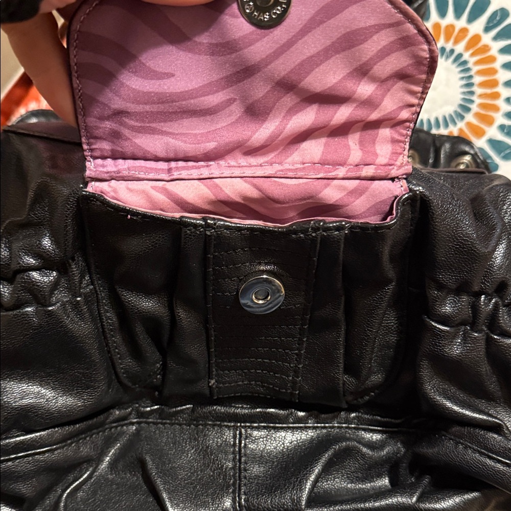 Elegant Kathy Van Zealand Black Leather Handbag - Picture 3 of 11